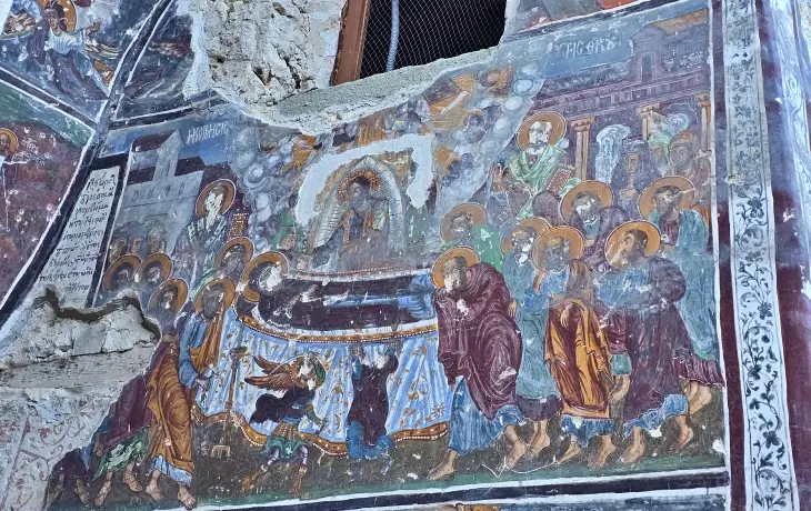 Sümela Manastırı Ana Kaya Kilisesi dış cephesindeki “Koimesis – Meryem’in Ölümü” freski; havariler, yatakta uzanan Meryem ve merkezde ruhunu teslim alan İsa tasviri.